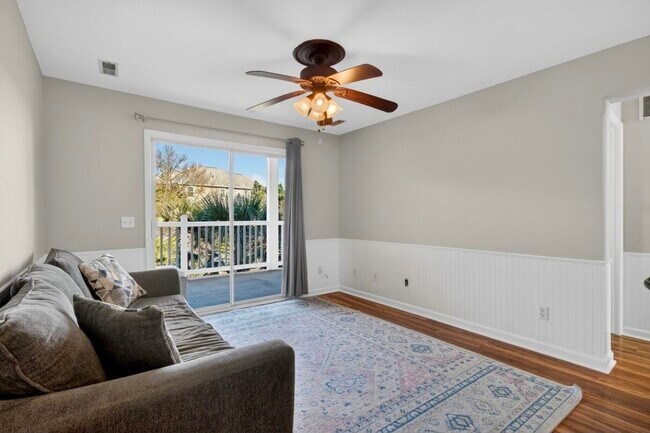 Foto del edificio - 2262 Folly Rd