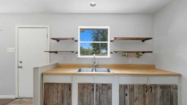 Building Photo - 200 Valley Acres Dr