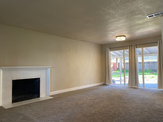 Foto del edificio - Four Bed, Two Bath Home In Stockton's Holi...