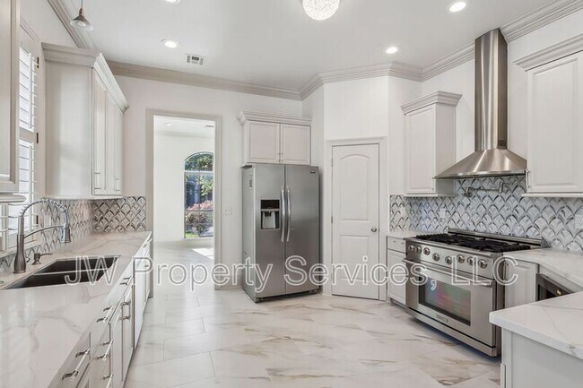 Building Photo - 701 Metairie Lawn Dr