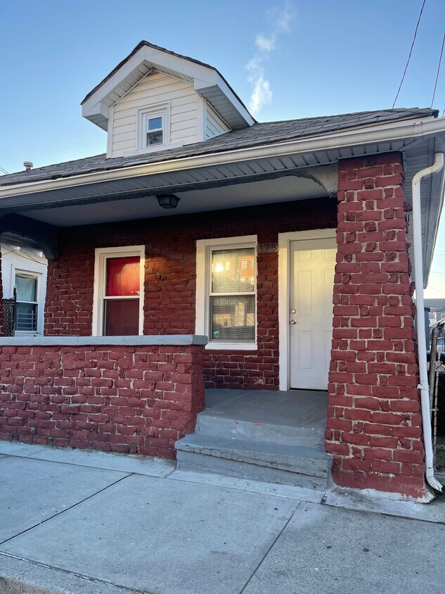 Primary Photo - 175 Beach 25th St