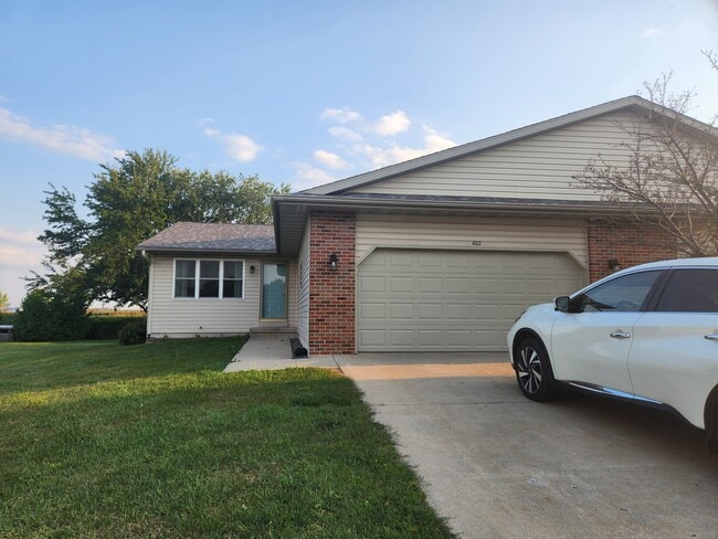 Building Photo - 602 Oakwood Dr