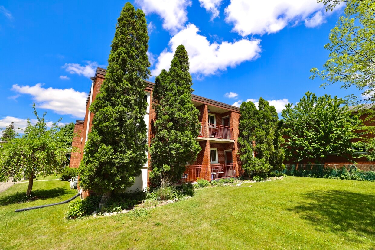 Building Photo - 646 Silverbirch Rd