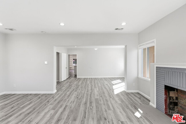 Building Photo - 6314 Primrose Ave