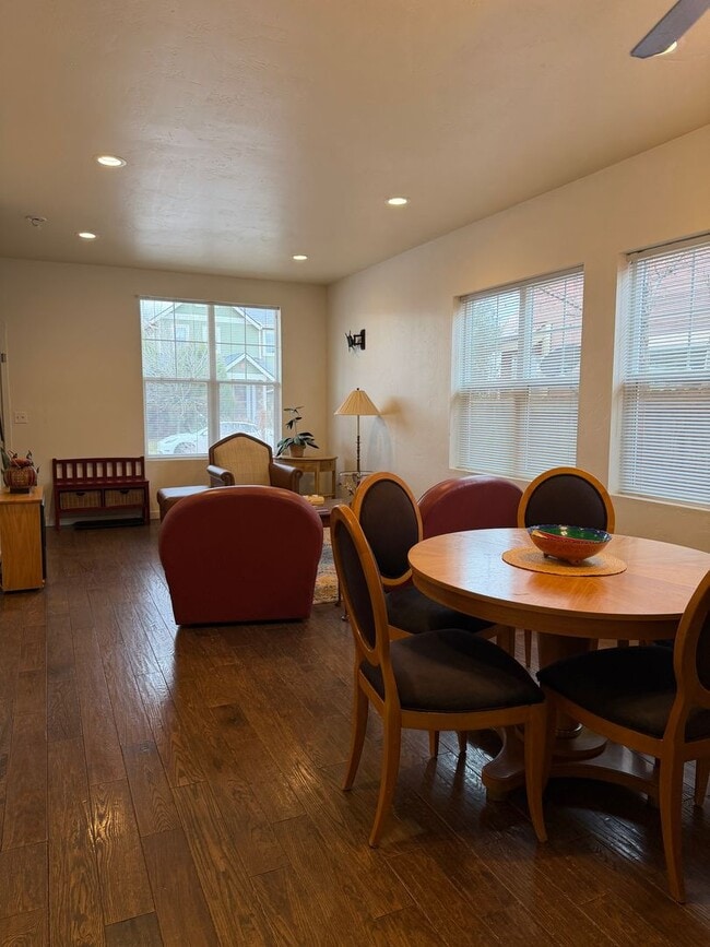 Foto del edificio - Furnished 4 Bedroom Townhome in Downtown Carbondale – 6 Month Renta