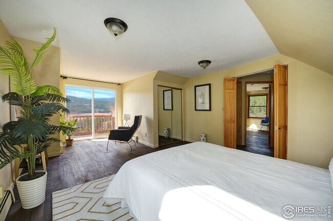 upper floor master bedroom - 252 Switzerland Trl