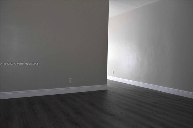 Building Photo - 310 SW 31st Ave
