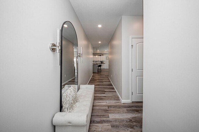 Foto del edificio - Please View 3D Virtual Walk-Through Before Scheduling a Showing