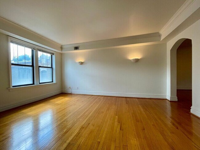 Building Photo - 6242 Southwood Ave - 2S