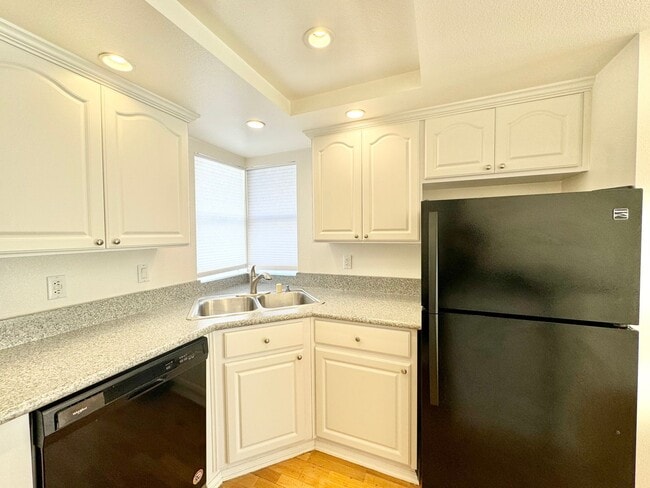 Building Photo - Beautiful 1Bd/1Ba Condo Available in Hillc...