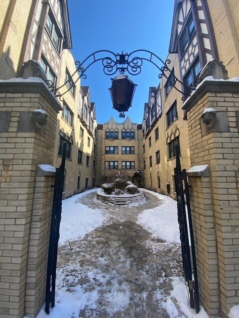 Foto principal - 5651 N Spaulding Ave