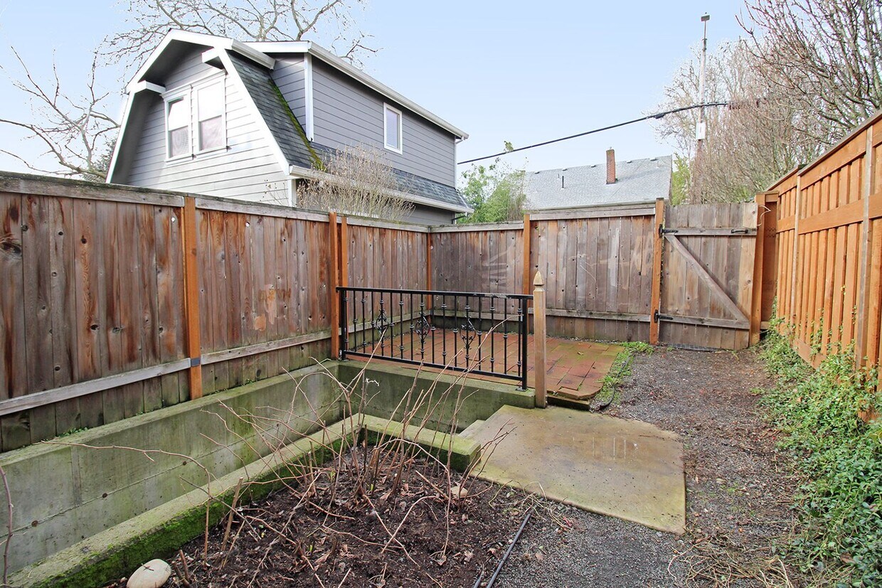 Building Photo - 4417 N Gantenbein Ave