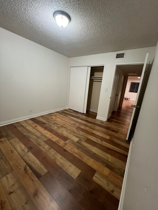 Foto del edificio - 1447 E Windsor Rd