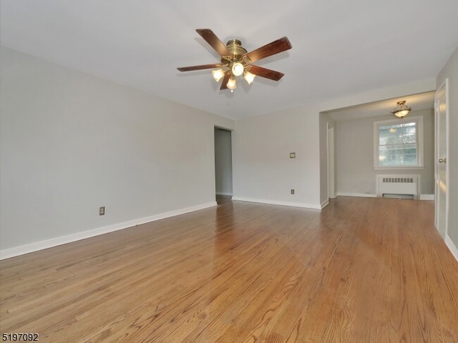 Foto del edificio - 445 Morris Ave