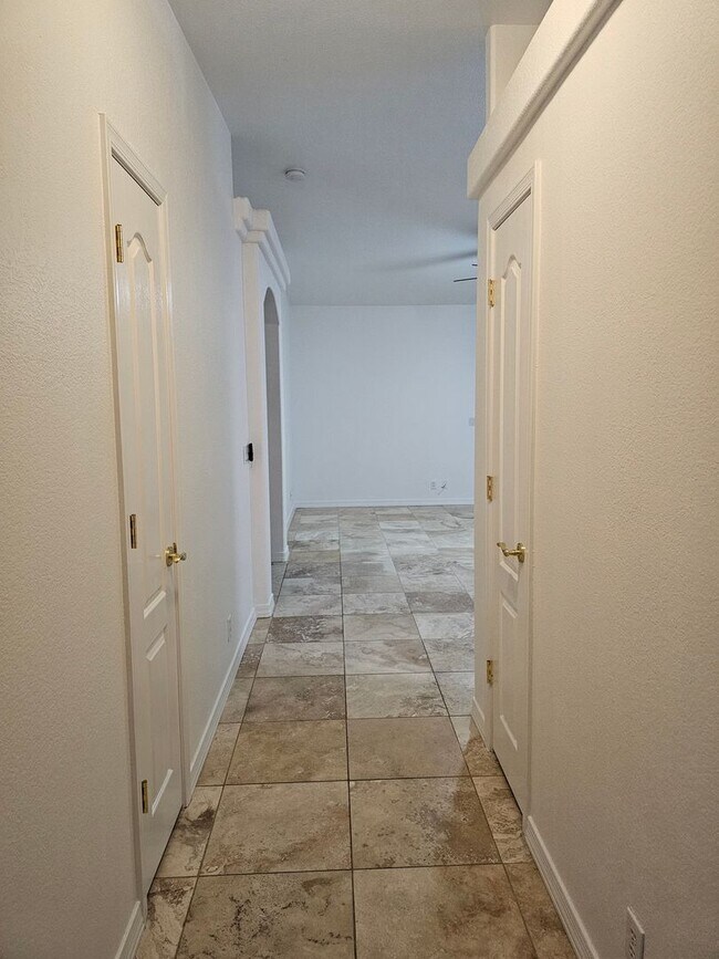 Building Photo - 2979 Palisades Dr