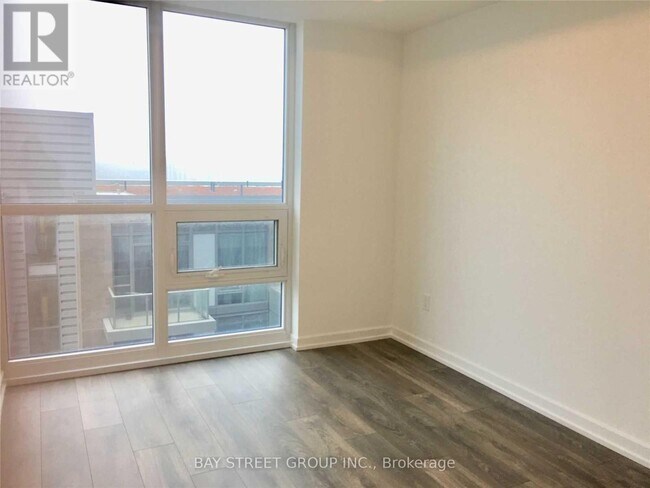 Photo du bâtiment - 50 Forest Manor Rd