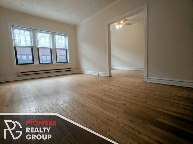 Building Photo - 622 W Cornelia Ave