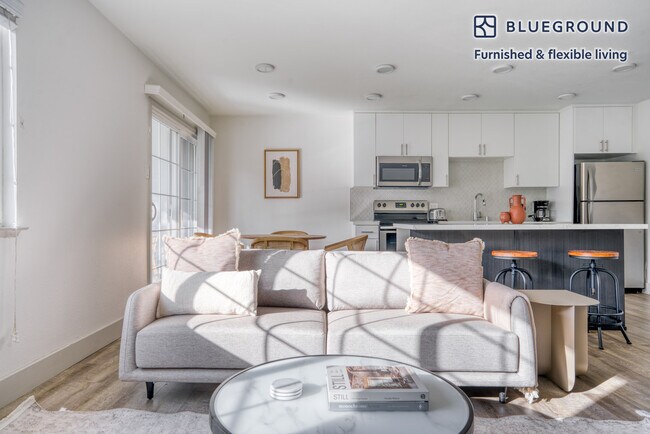 Building Photo - 601 Almarida Dr