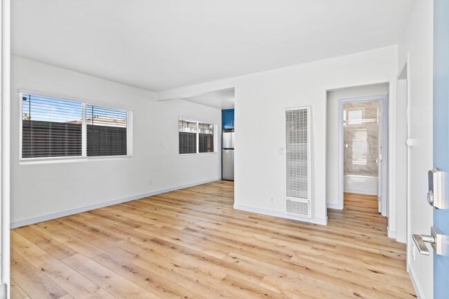 Foto del edificio - 1078 E 7th St