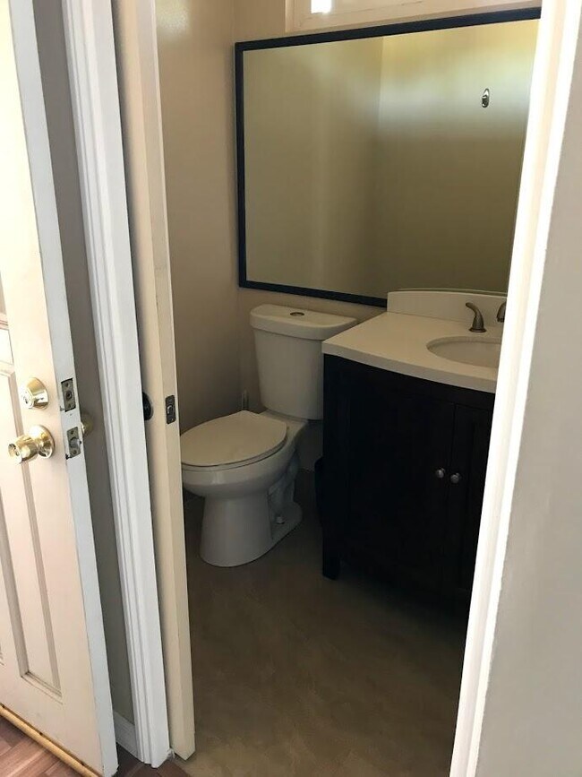 Baño - 6799 E Kentucky Ave