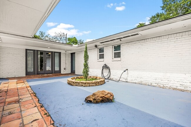 Building Photo - 7606 Richmond Ave.