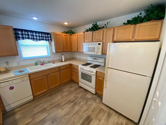 Building Photo - Beautiful Fully Furnished, Turnkey ANNUAL ...