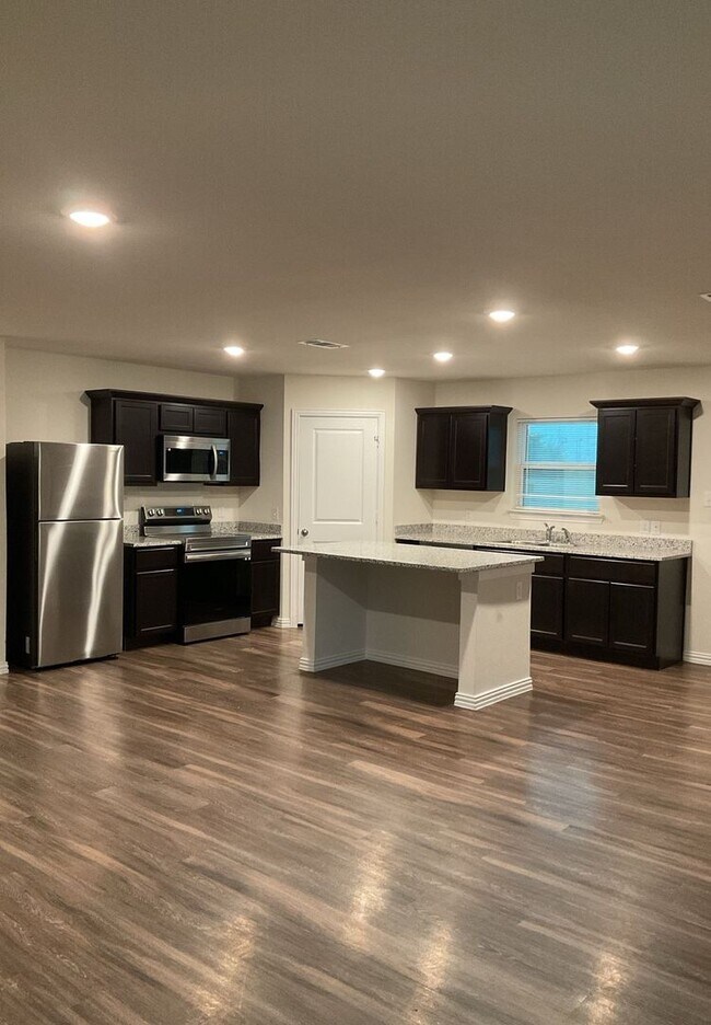 Foto del edificio - PRICE REDUCTION - AVAILABLE NOW!