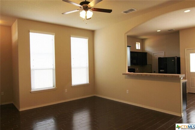 Foto del edificio - 622 Creekside Cir