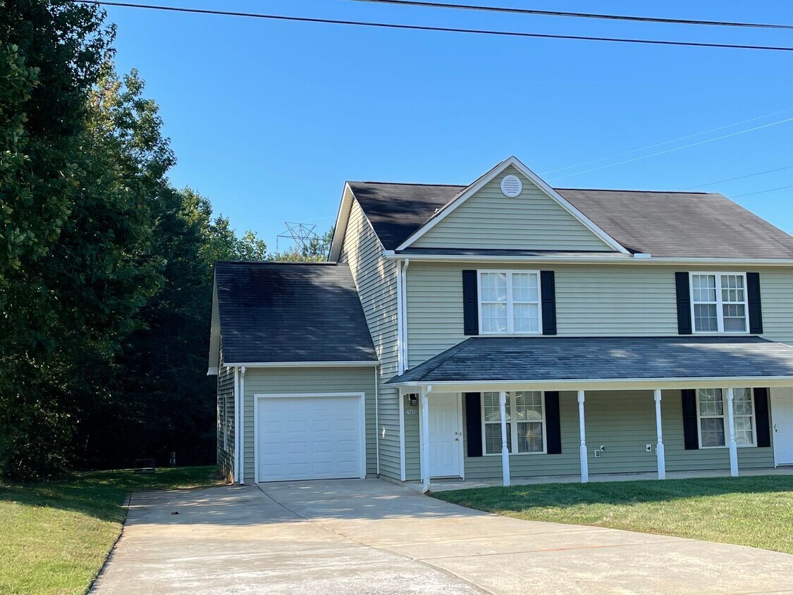 Foto principal - Two Bedroom Townhouse in Sherrills Ford