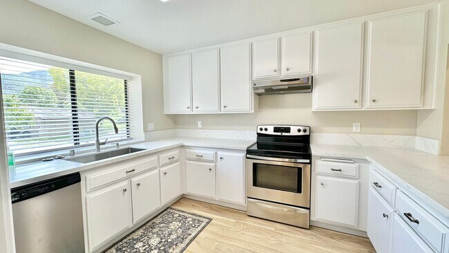 Building Photo - Fully Remodeled Upper Unit Condo in the De...