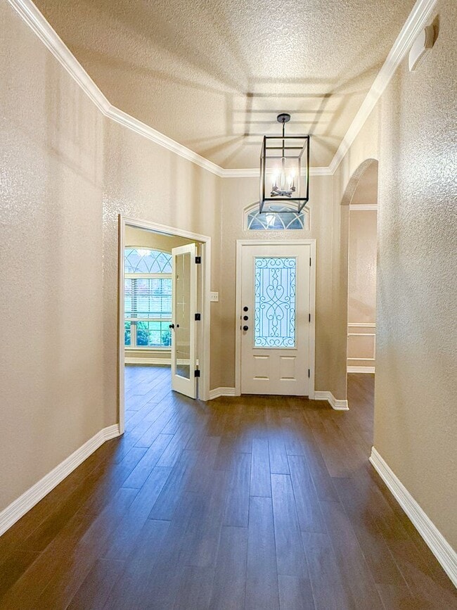 Building Photo - Beautiful 4 bedroom, 2.5 bath, 3 car garag...