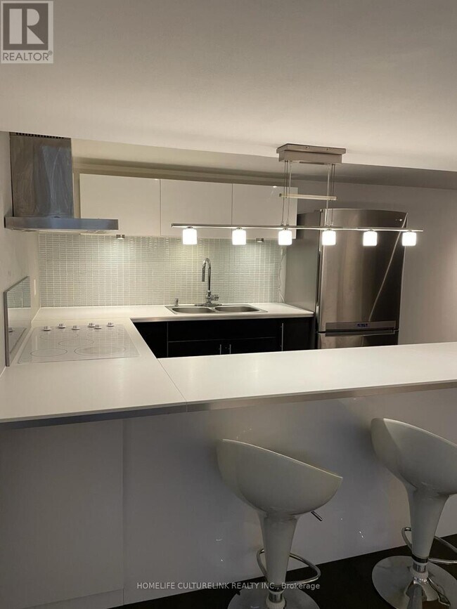 531 Major Mackenzie Dr E, Richmond Hill, ON L4C 1J4 House for Rent in