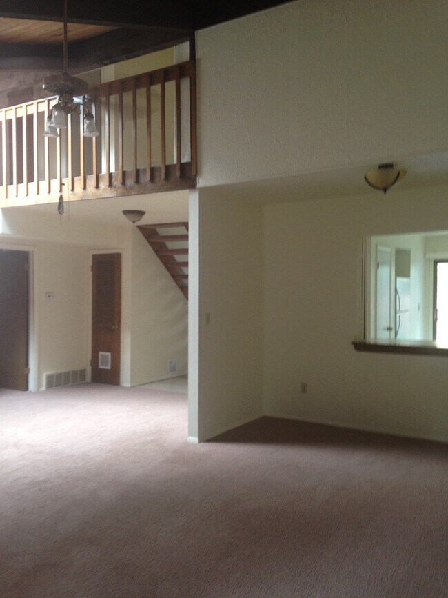 Building Photo - Spacious 3B/2B Home in Boulder