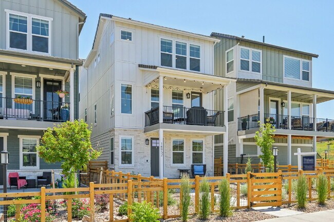 Foto del edificio - "Experience Spacious Comfort: 4-Bed, 3.5-Bath Retreat on Gladshine Drive!"