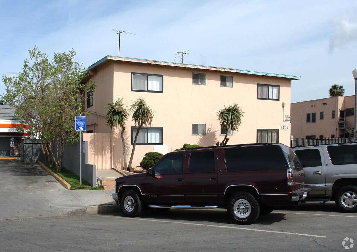 Building Photo - 1242 Cedar Ave