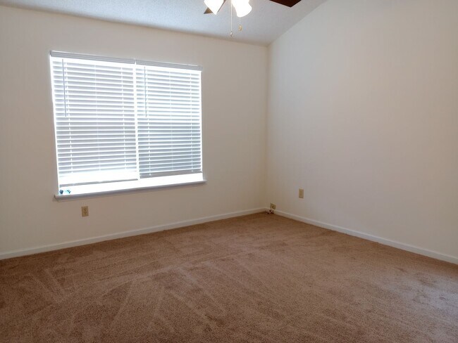 Foto del edificio - 5008-5010 Betty Jean Way