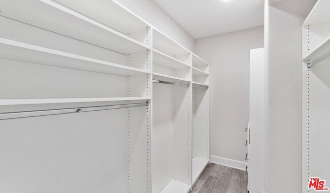 Foto del edificio - 6240 W 3rd St