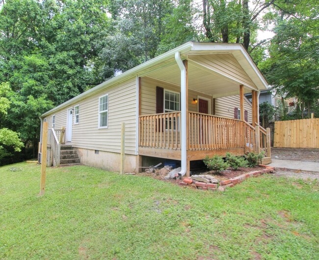 Building Photo - 4 bed/2 Bath w/Fenced Yard in Prime Durham...
