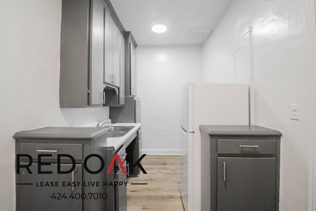 Building Photo - 454 S Catalina St