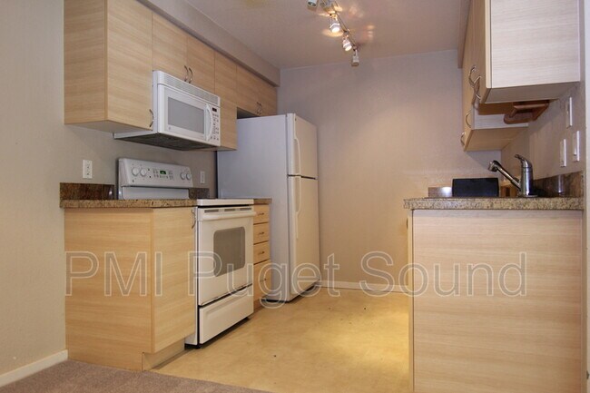 Building Photo - 820 3rd Ave