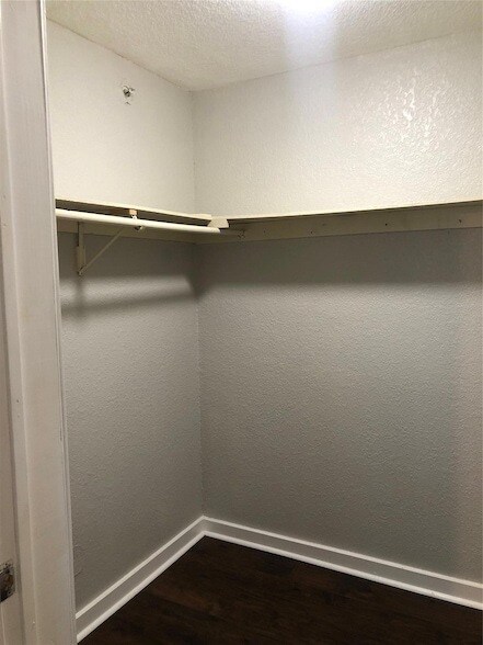 Building Photo - 701 W Sycamore Street Unit 107