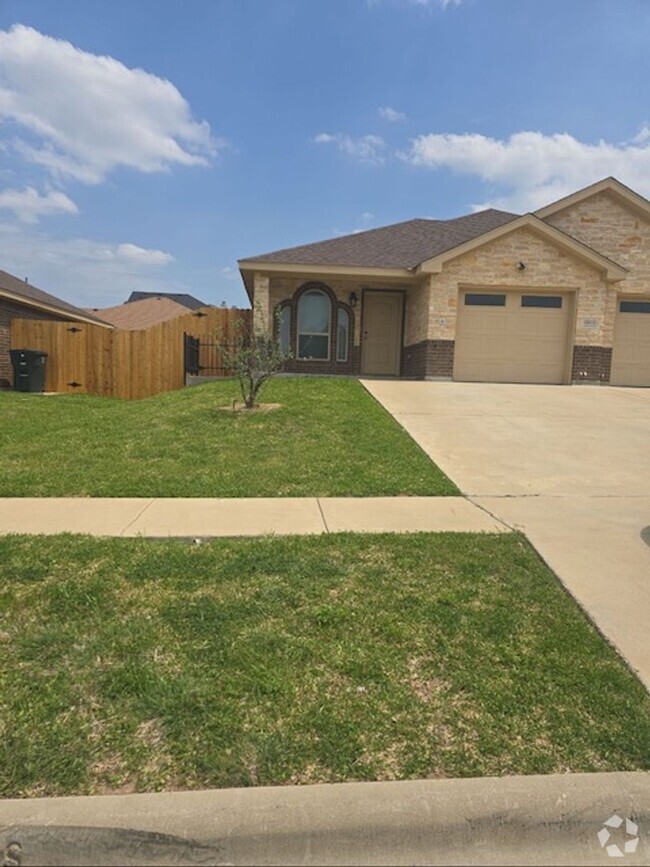 Building Photo - 5504 Settlers Ct