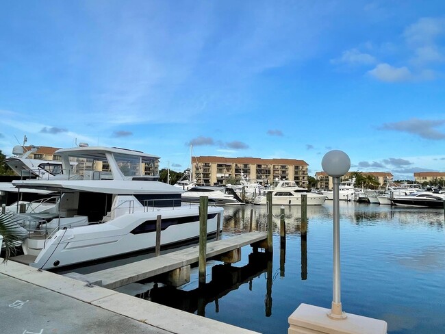 Building Photo - 2601 Marina Isle Way