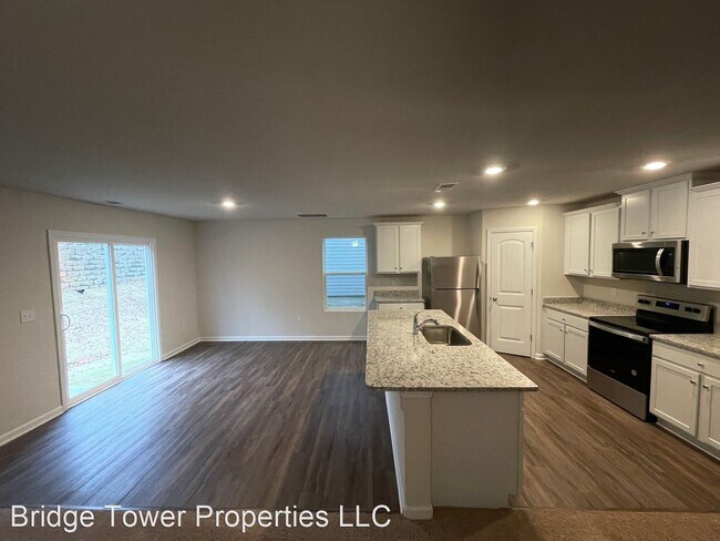 Building Photo - 4 br, 2.5 bath House - 637 Hawley Street