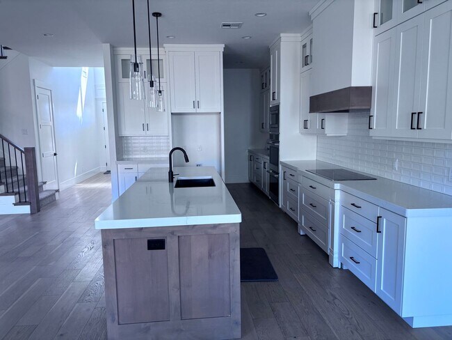 Foto del edificio - Beautiful 5 Bed 3.5 bath near Sunrise Valley Park In Washington.