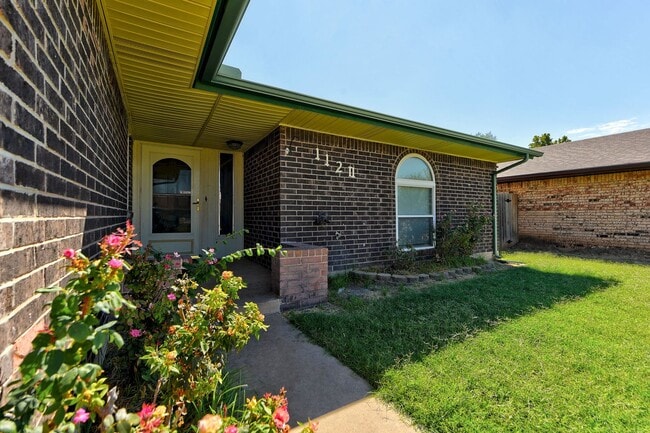 Foto del edificio - Charming 4-Bedroom Home with Modern Update...