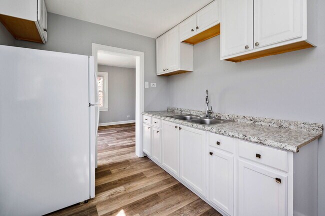 Building Photo - 1418 W 112th St