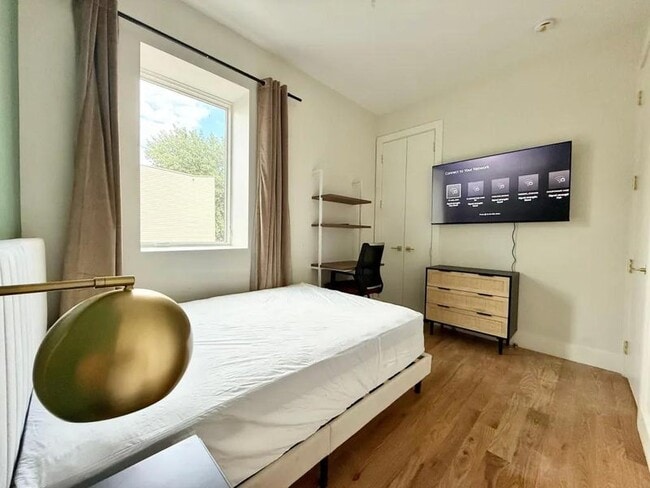 Building Photo - Furnished room/NOT APARTMENT