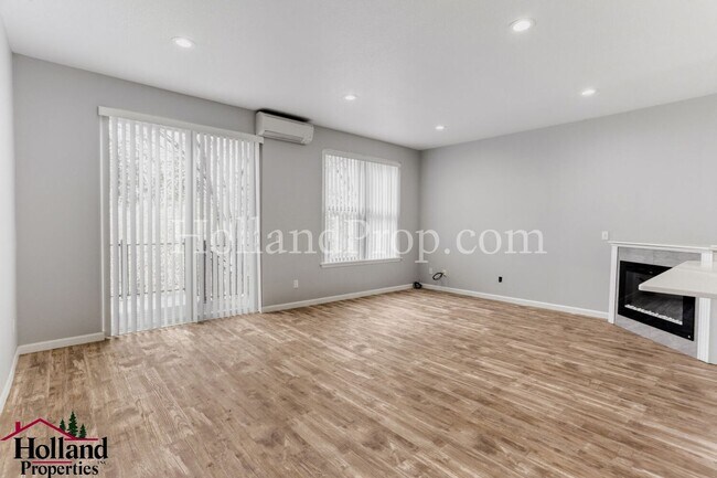 Foto del edificio - Beautiful 3-Level Hillsboro Townhouse in Quiet Cul-de-sac!