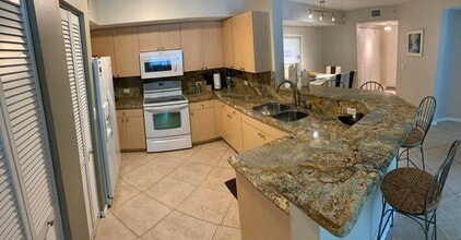 Building Photo - 805 Villa Cir